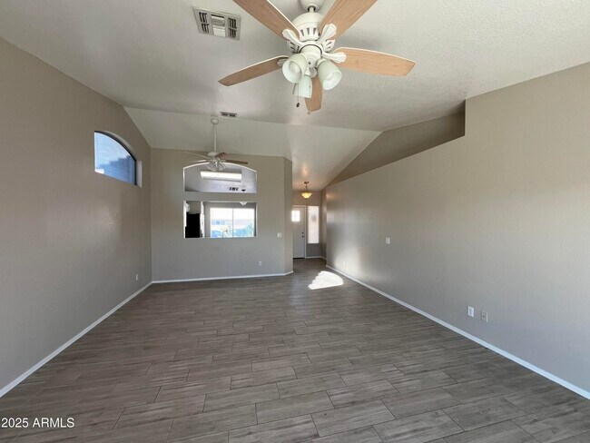 Foto del edificio - 8631 N 112th Ave