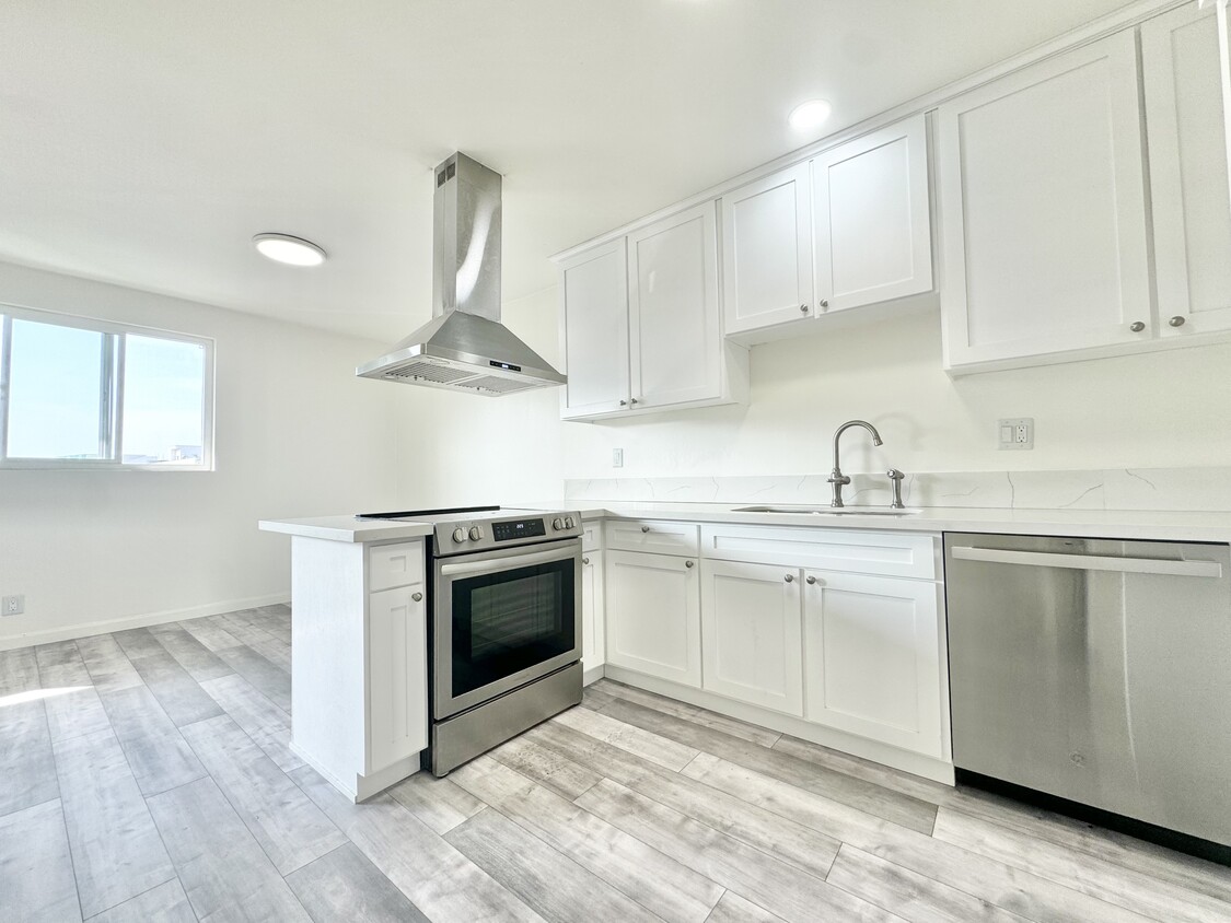 Primary Photo - 4033 Sunset Blvd