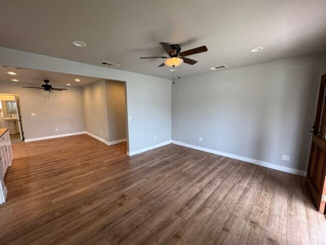 Building Photo - 144 Primrose Ave