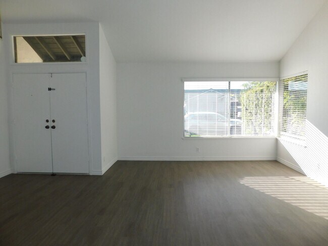 Building Photo - Spacious 4 bedroom 2.5 bath two story house in the city of Mission Viejo.