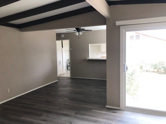 Foto del edificio - Clean and Ready - 3 bedrooms, 1 Bath - 2 car garage home for rent