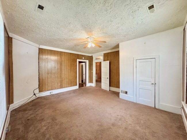 Building Photo - WATER & SEWER INCLUDED!!