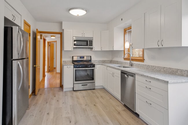 Building Photo - 6154 W Thorndale Ave
