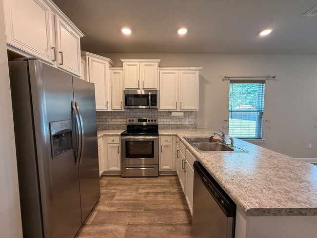 Foto del edificio - 3 bedroom 2.5 bath townhome tucked inside ...