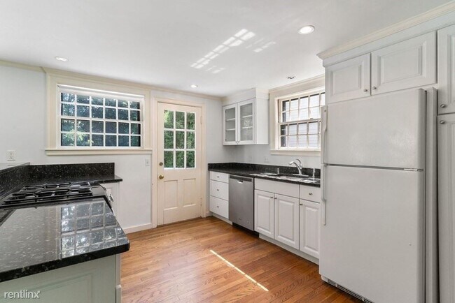 Building Photo - 4 br, 3.5 bath House - 1 Francis Ave