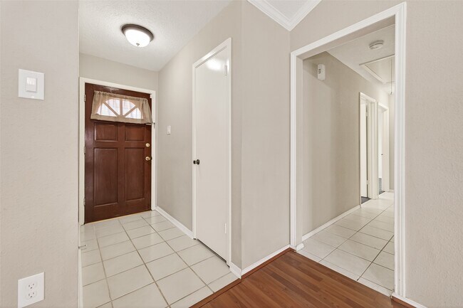 Foto del edificio - 6630 Harpers Dr