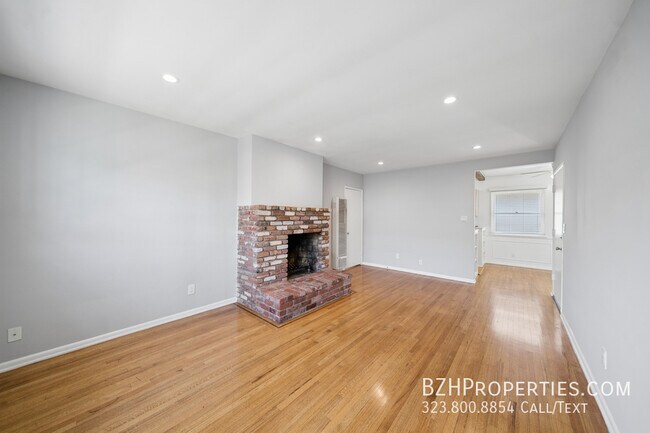 Building Photo - 5303 1/2 Vantage Ave-