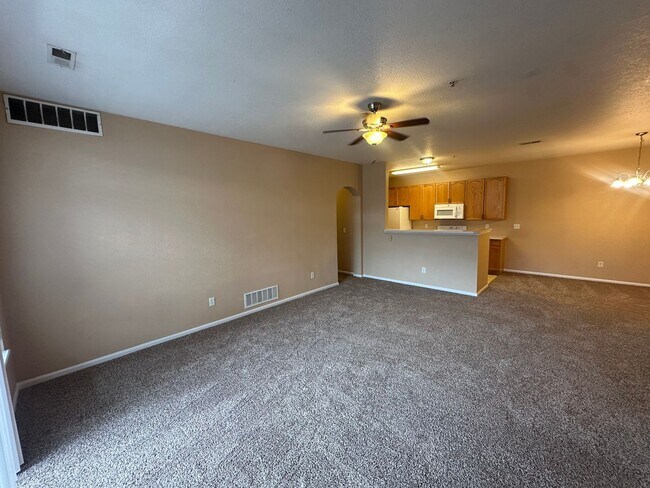 Building Photo - Move in ready 2-bedroom Condo- Community P...