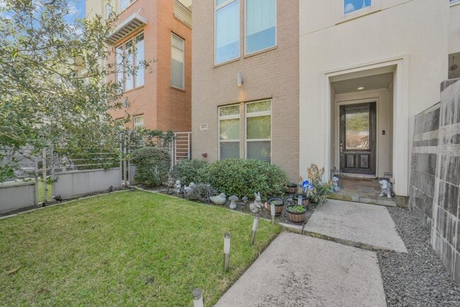 Building Photo - 5425A Hidalgo St