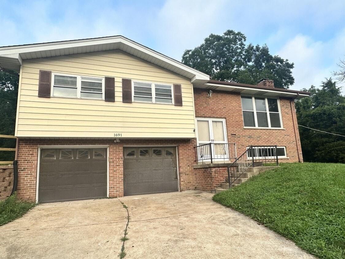 Primary Photo - 1691 Twin Oaks Dr