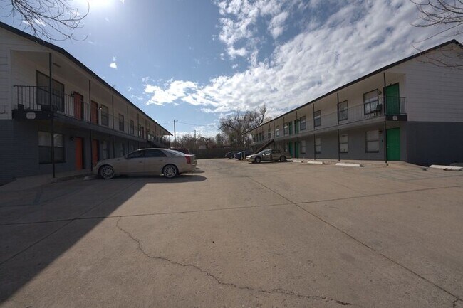 Building Photo - 3513 N Nesbitt Ave