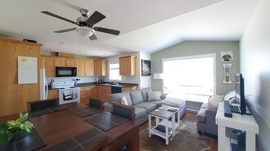 Building Photo - 46187 Christina Dr