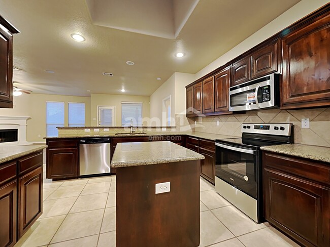 Foto del edificio - 4525 Lacewood Dr