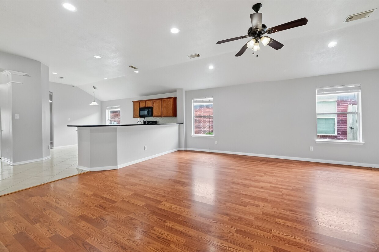 Foto principal - 5623 Brookhollow Oaks Trail