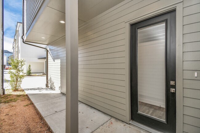 Foto del edificio - 9024 Laverne Laurel Ln