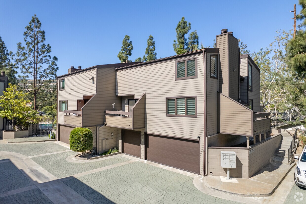 Primary Photo - 23732 Hillhurst Dr