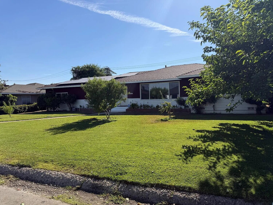 Building Photo - Spacious 4 Bedroom, 3 Bathroom Home with a Pool!