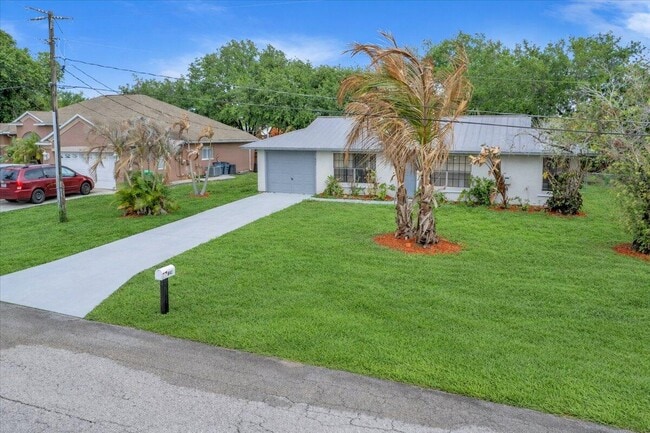 Building Photo - 841 NW Riverside Dr