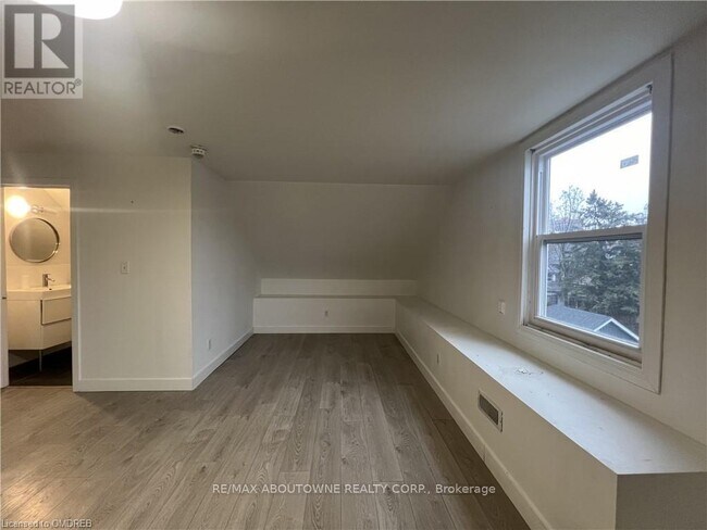 Photo du bâtiment - 49-49 Fairleigh Ave S
