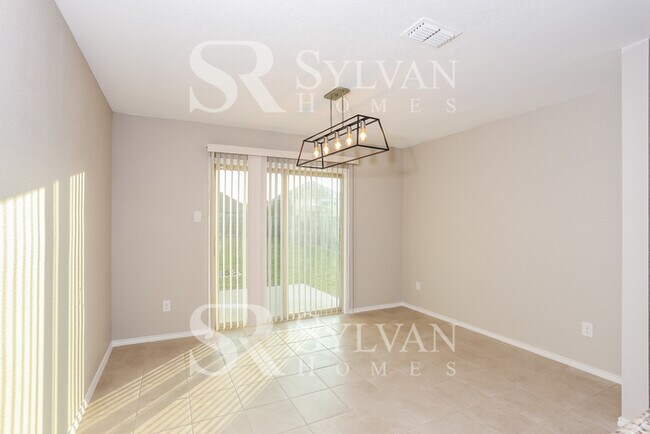 Foto del edificio - Fall in love with this beautifully maintained 4BR 2BA brick home