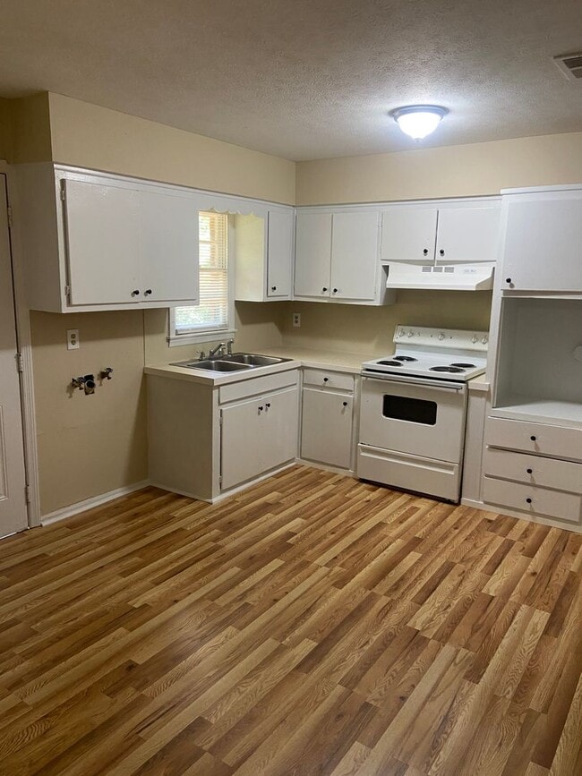 Building Photo - 4816 Wellborn Dr