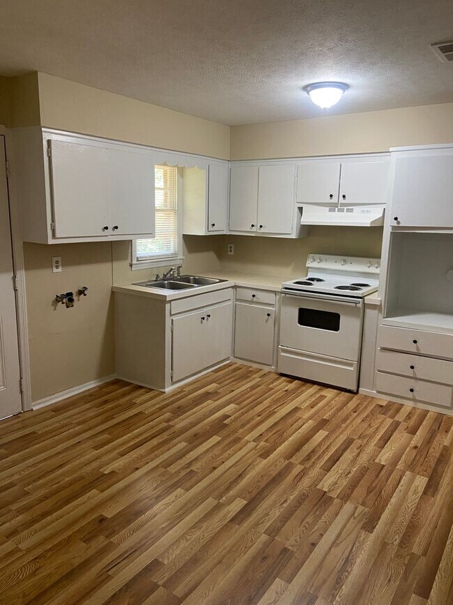 Building Photo - **ON HOLD**3 bedroom / 1 bathroom Home for...