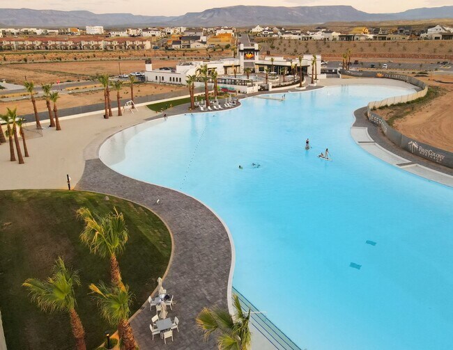 Foto del edificio - Beautiful Desert Color Townhome Available