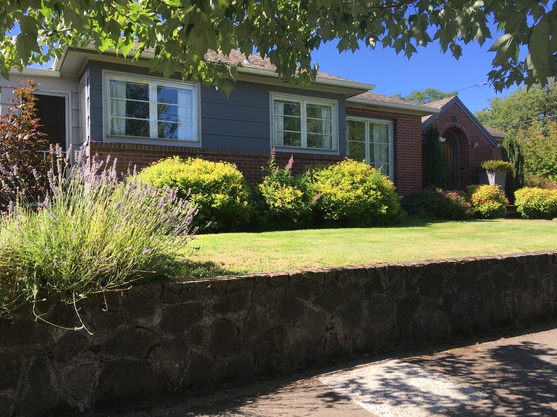 Curb view - 2910 NE Mason