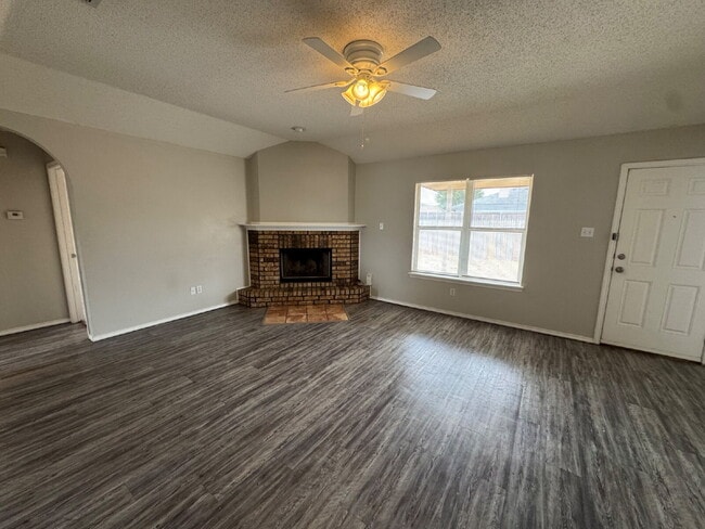Building Photo - House Located On Cul-De-Sac & Next Block From Elementary!