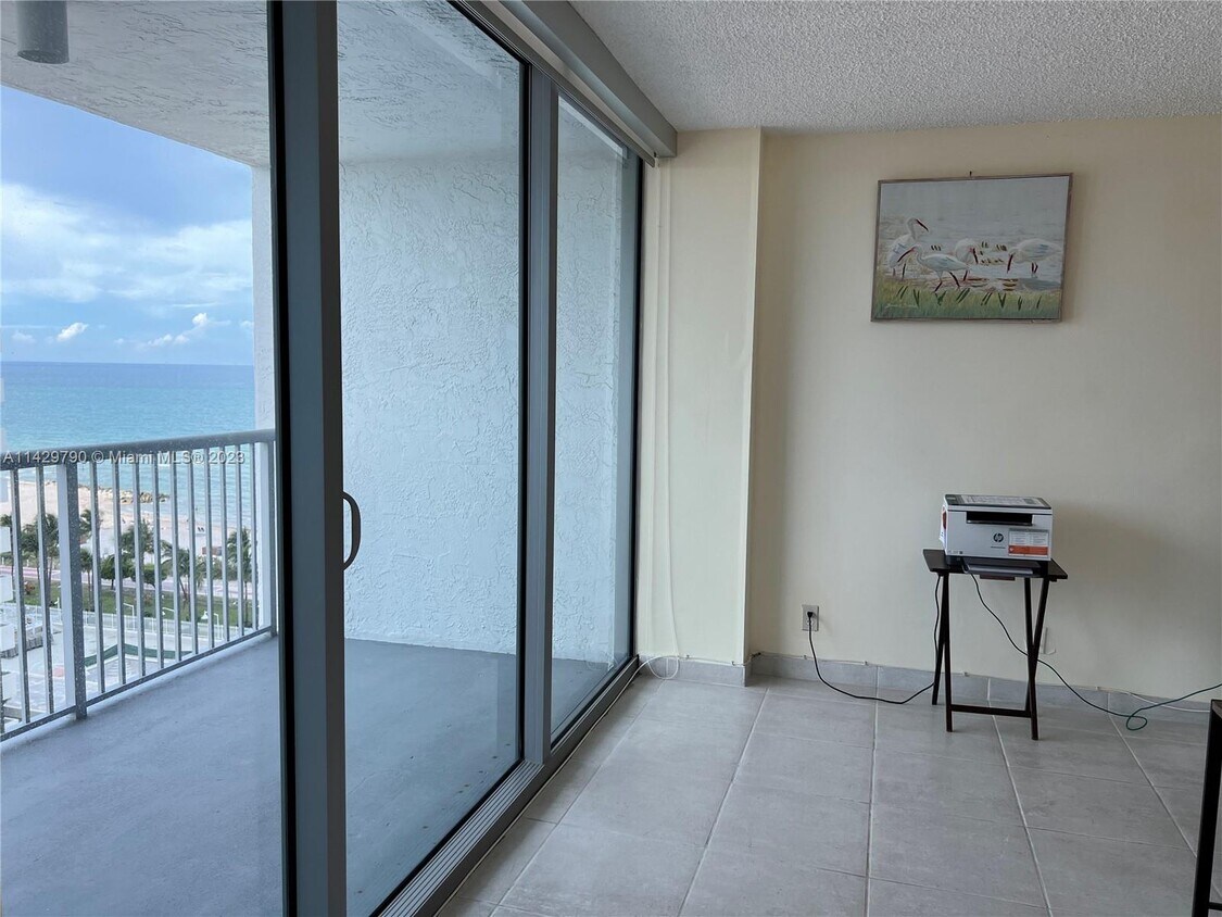 Primary Photo - 2655 Collins Ave
