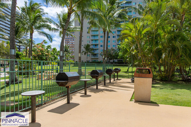 Building Photo - 3009 Ala Makahala Pl