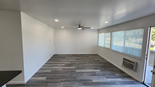 Building Photo - 39126 Sundale Dr