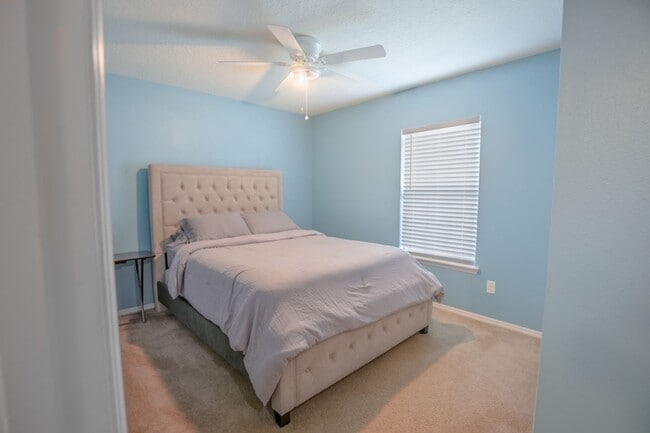 Building Photo - 2527 Eisner Dr