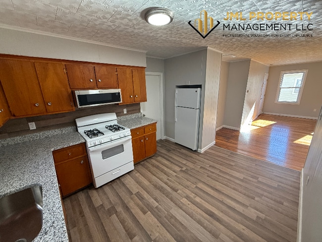 Building Photo - 52 Pitman St