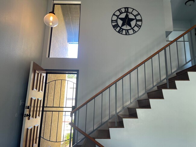 Building Photo - Secluded 2b/2.5b condo in Oxnard