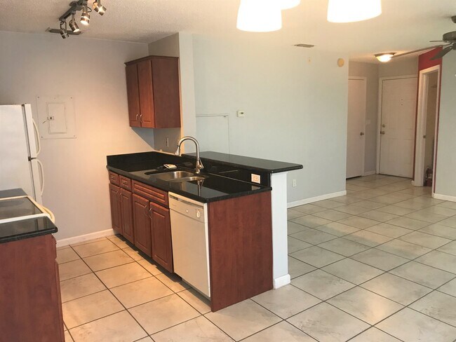 Building Photo - 2 Bedroom / 2 Bathroom Upstairs Condo with Large Screened Covered Porch