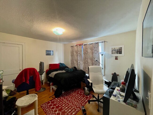 Building Photo - 9/1 No Fee! Spacious 3BR near Brighton Center with parking!
