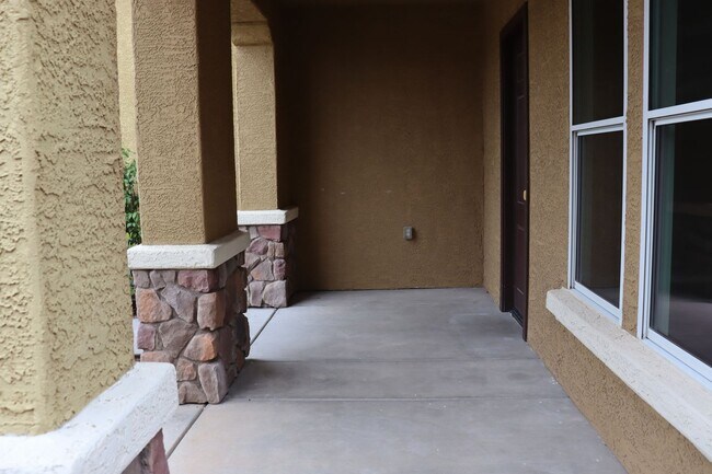 Building Photo - Corona de Tucson 3 Bed 2 Bath Single Story...
