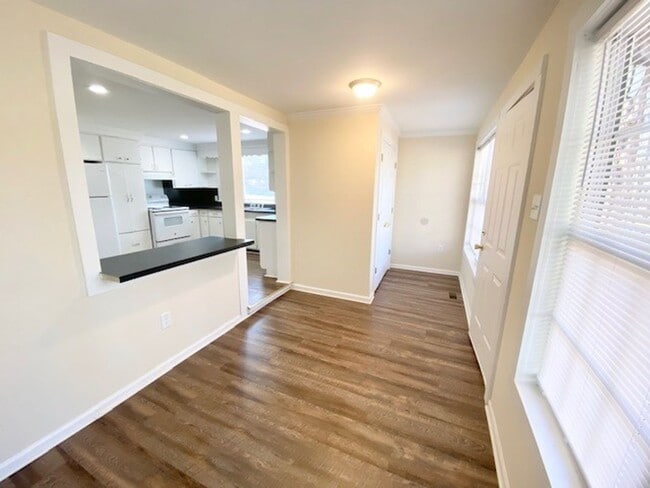 Foto del edificio - 2 Bedroom Home w/ a huge deck and yard