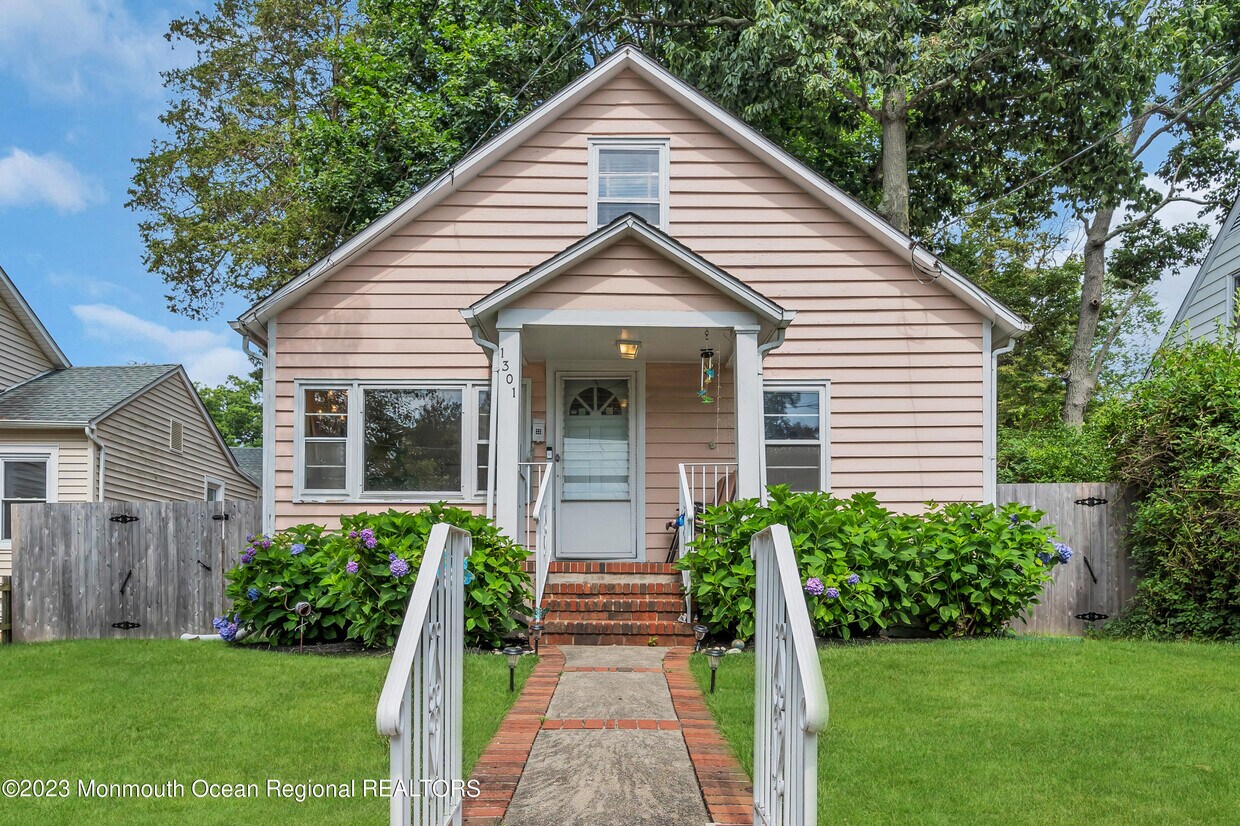 Foto principal - 1301 Laurel Ave