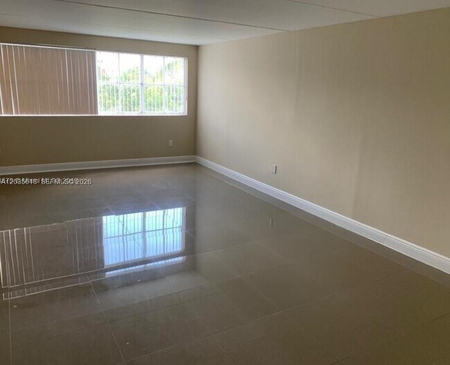 Foto del edificio - 6175 NW 186th St