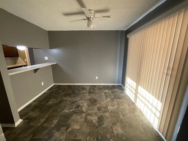 Foto del edificio - 3 bed, 2 bath, 2 car garage/2 car carport