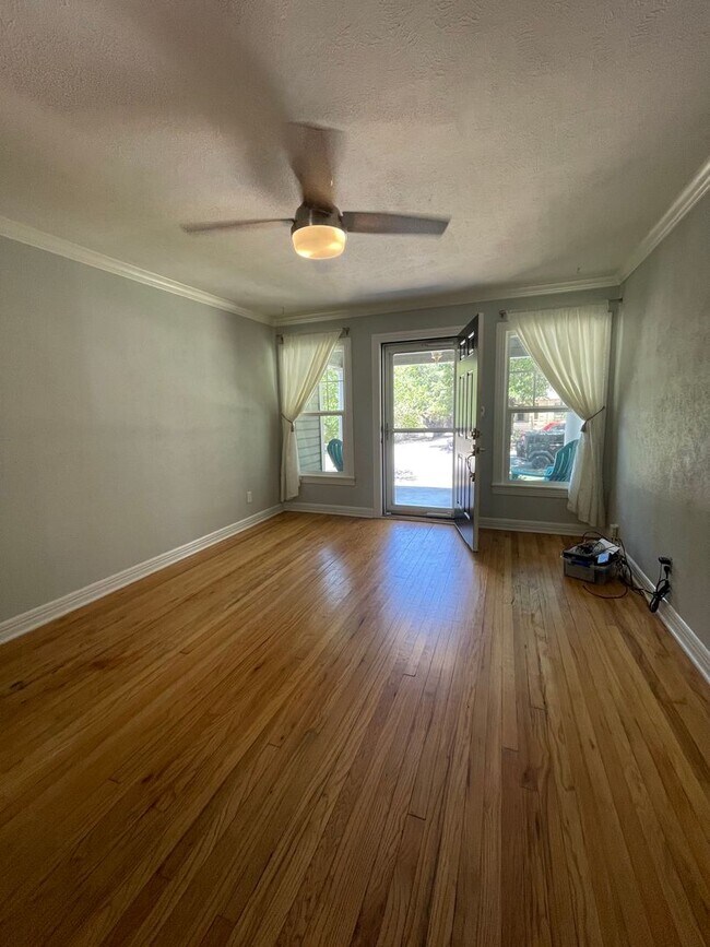 Foto del edificio - Beautifully updated 1948 Cottage with easy...
