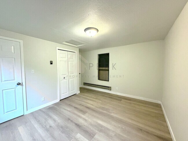 Foto del edificio - Cozy Oak Bay Retreat: Bright 1 Bedroom With Wood Stove and Private Deck