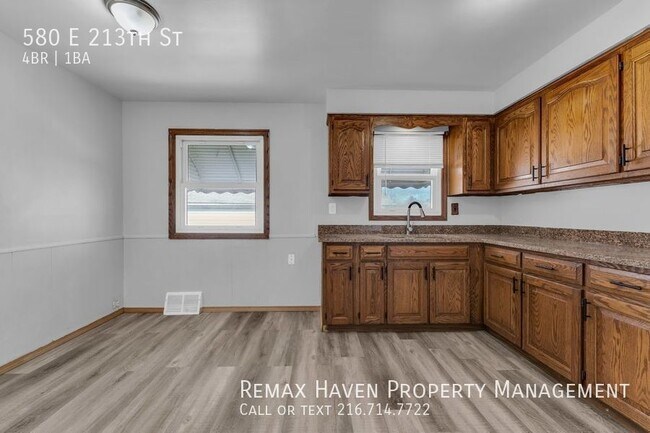Foto del edificio - 580 E 213th, Euclid -  Stunning 4 bedrooms...