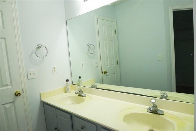 Building Photo - 327 Lee Miller Dr