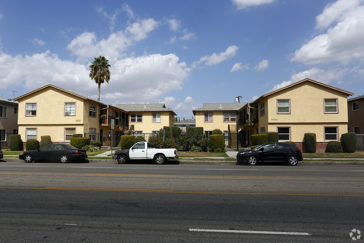 2055320559 Vanowen St, CA 91306 Apartments in CA