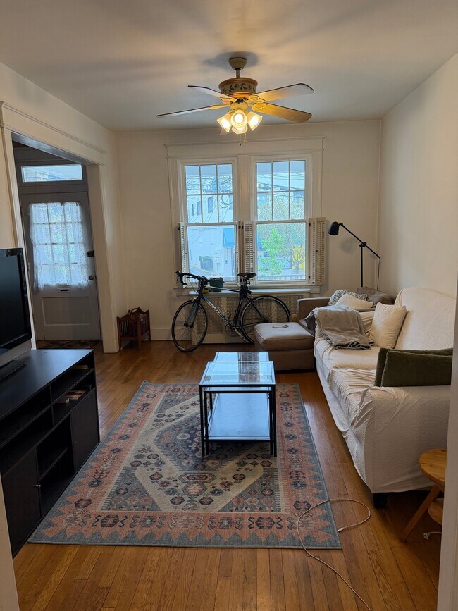 Foto del edificio - 2414 37th St NW