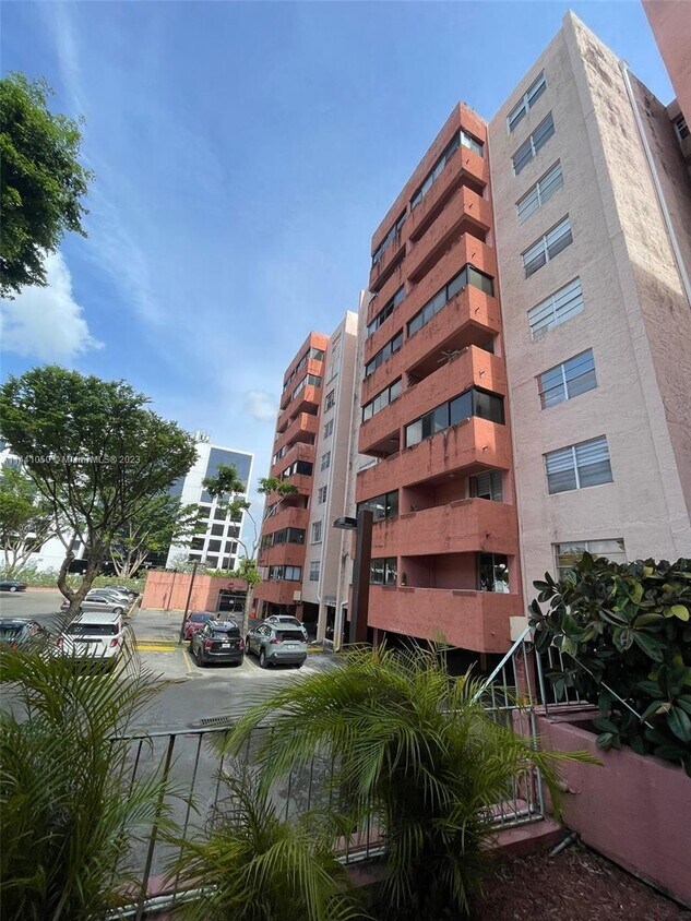 Foto principal - 5050 NW 7th St