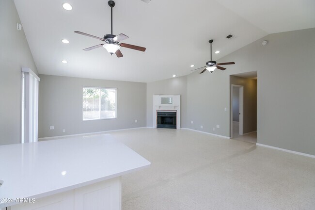 Building Photo - 8008 W Tuckey Ln